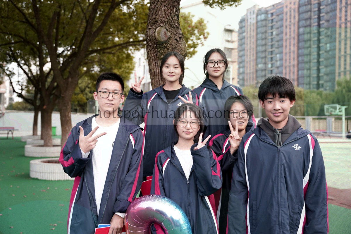 暗光房间里成排显示器亮着刻度线与表格的冷绿光影，画面中没有人物面部